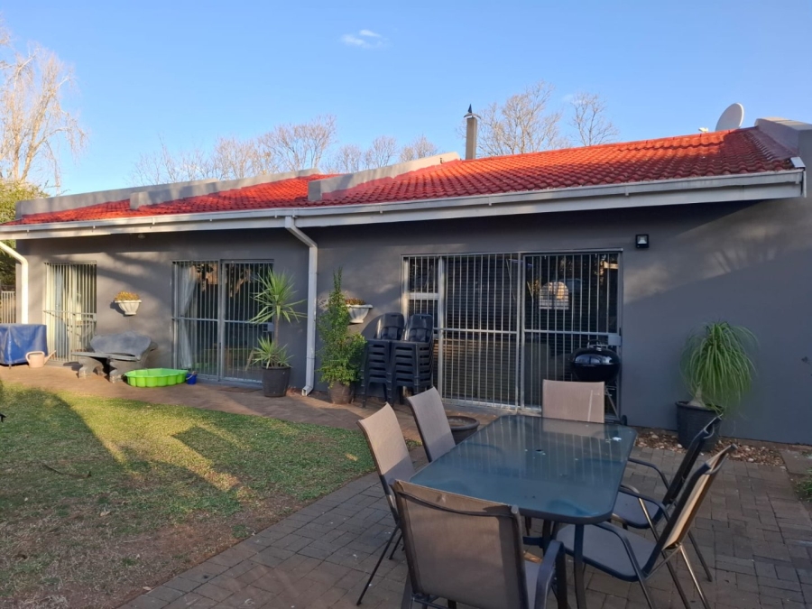 5 Bedroom Property for Sale in Langenhovenpark Free State